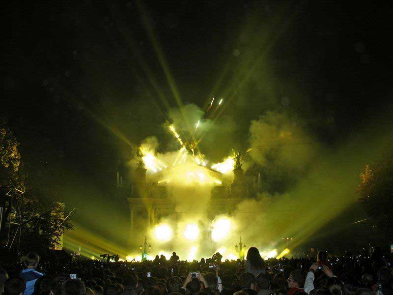 Світлове шоу 30 вересня 2006-го року до 750-річчя Львова, будівля Львівської опери та проспект Свободи. Світлове шоу 30 вересня 2006-го року до 750-річчя Львова, будівля Львівської опери та проспект Свободи.