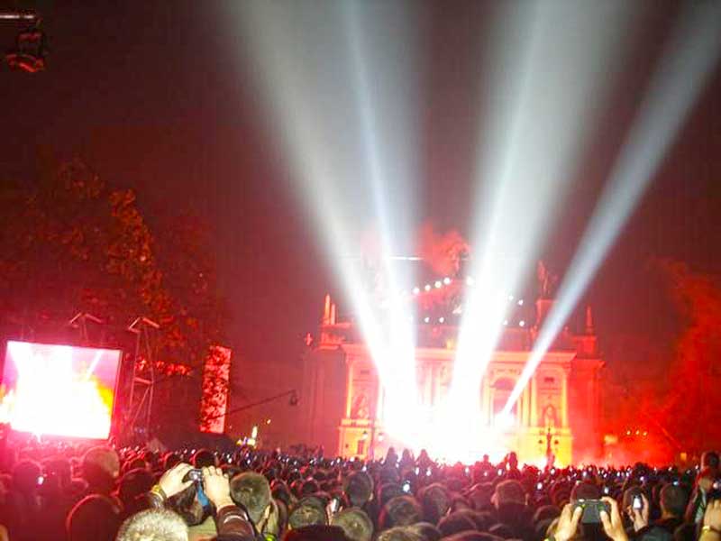 Світлове шоу 30 вересня 2006-го року до 750-річчя Львова, будівля Львівської опери та проспект Свободи. Світлове шоу 30 вересня 2006-го року до 750-річчя Львова, будівля Львівської опери та проспект Свободи.