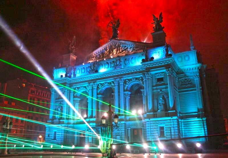 Світлове шоу 30 вересня 2006-го року до 750-річчя Львова, будівля Львівської опери та проспект Свободи. Світлове шоу 30 вересня 2006-го року до 750-річчя Львова, будівля Львівської опери та проспект Свободи.