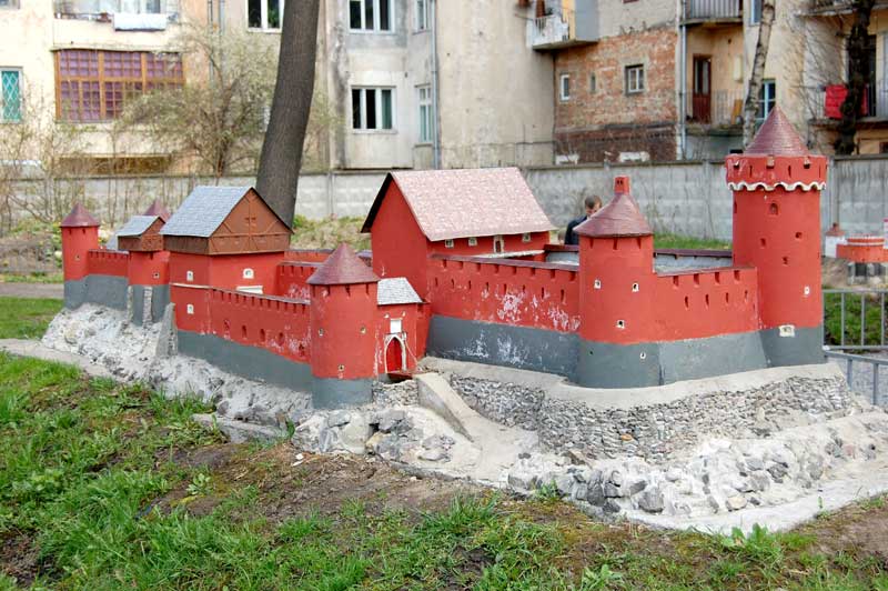 Парк мініатюр замків та оборонних споруд давньої України у Львові