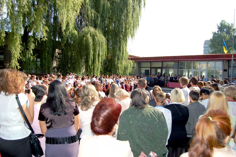 Лінійка 1 вересня 2011 року в середній школі №38 міста Львова