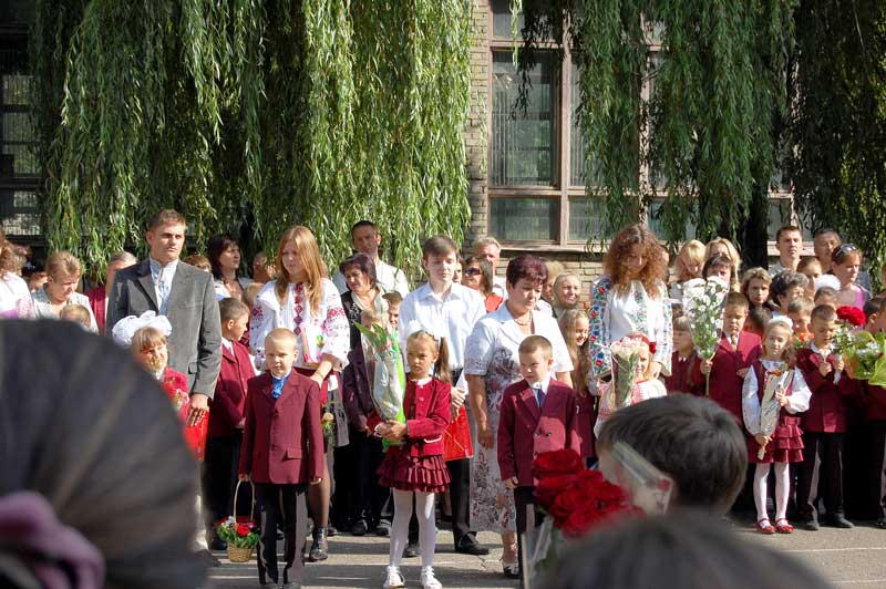 Лінійка 1 вересня 2011 року в середній школі №38 міста Львова Лінійка 1 вересня 2011 року в середній школі №38 міста Львова