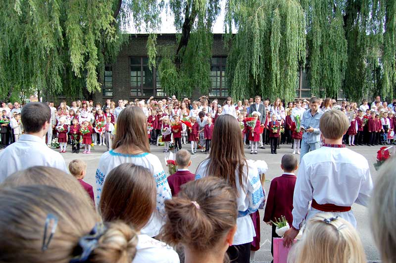 Лінійка 1 вересня 2011 року в середній школі №38 міста Львова Лінійка 1 вересня 2011 року в середній школі №38 міста Львова