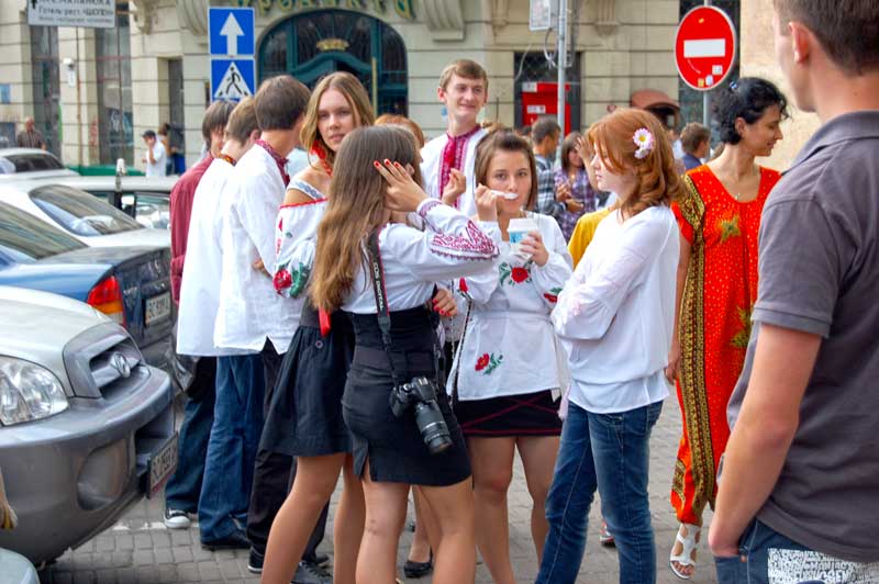Першокурсниці у вишиванках на 1 вересня гуляють по Львову