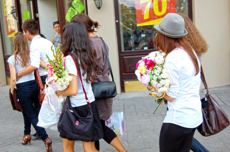 Першокурсниці з букетами квітів на 1 вересня гуляють по Львову Першокурсниці з букетами квітів на 1 вересня гуляють по Львову