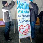 Зустріч потяга Донецьк-Львів 22 грудня 2012 року молодіжними активістами. Зустріч потяга Донецьк-Львів 22 грудня 2012 року молодіжними активістами.