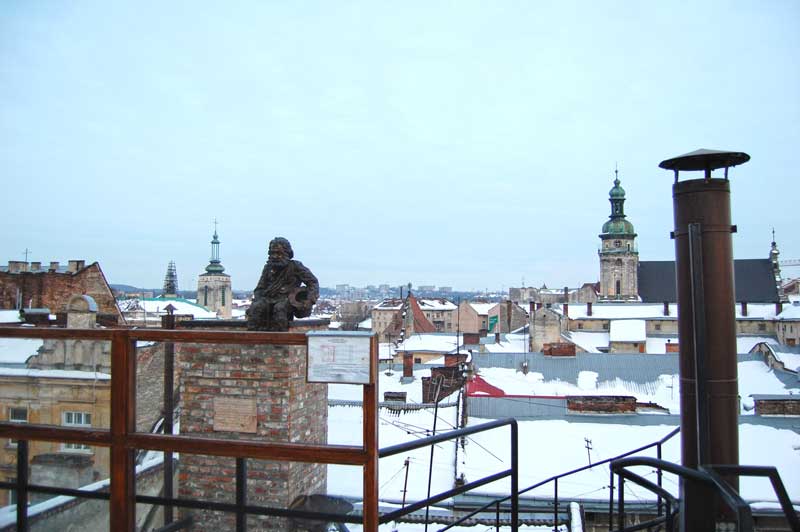 Зимовий Львів з даху будинку на вулиці Староєврейській Зимовий Львів з даху будинку на вулиці Староєврейській