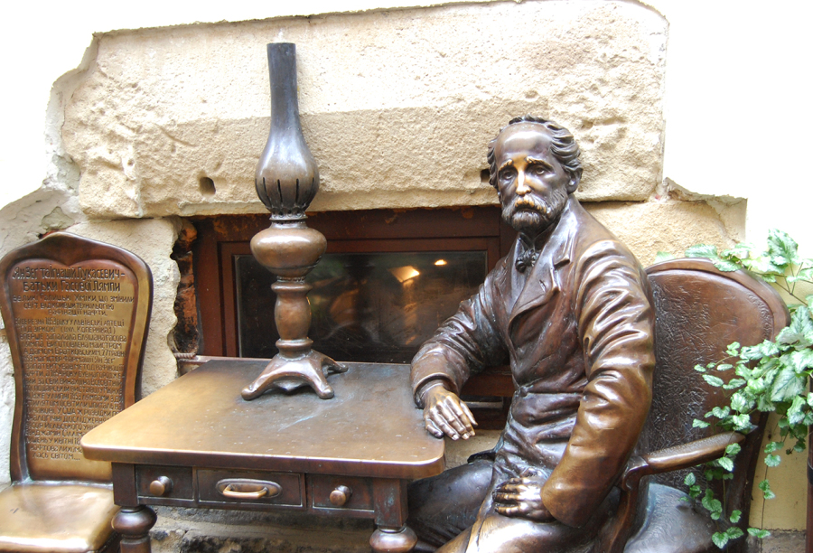 Пам’ятник винахідникам гасової лампи 