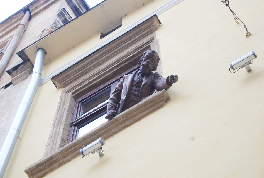 Пам’ятник винахідникам гасової лампи 