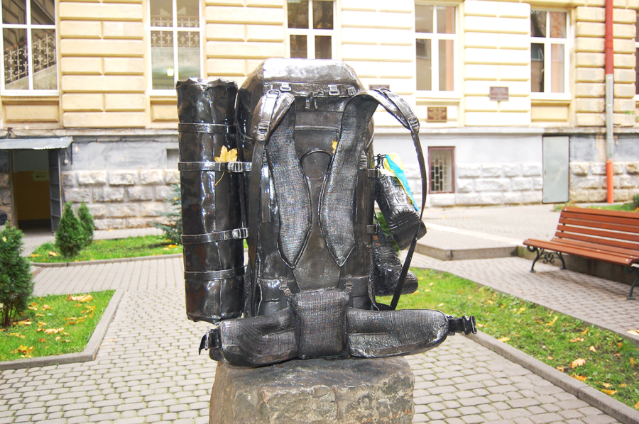 Пам'ятник рюкзаку