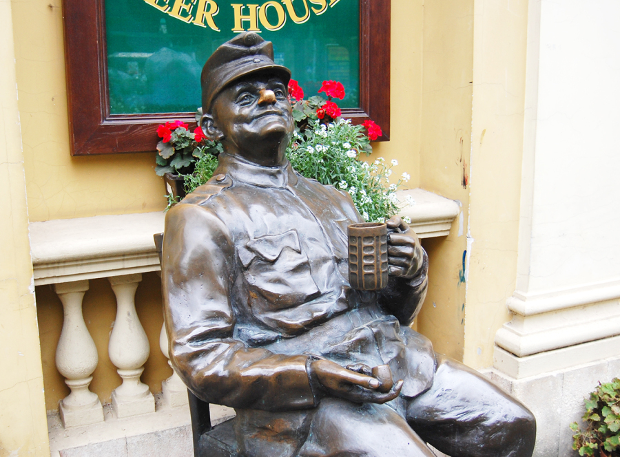 Швейк біля "Віденської кав'ярні"