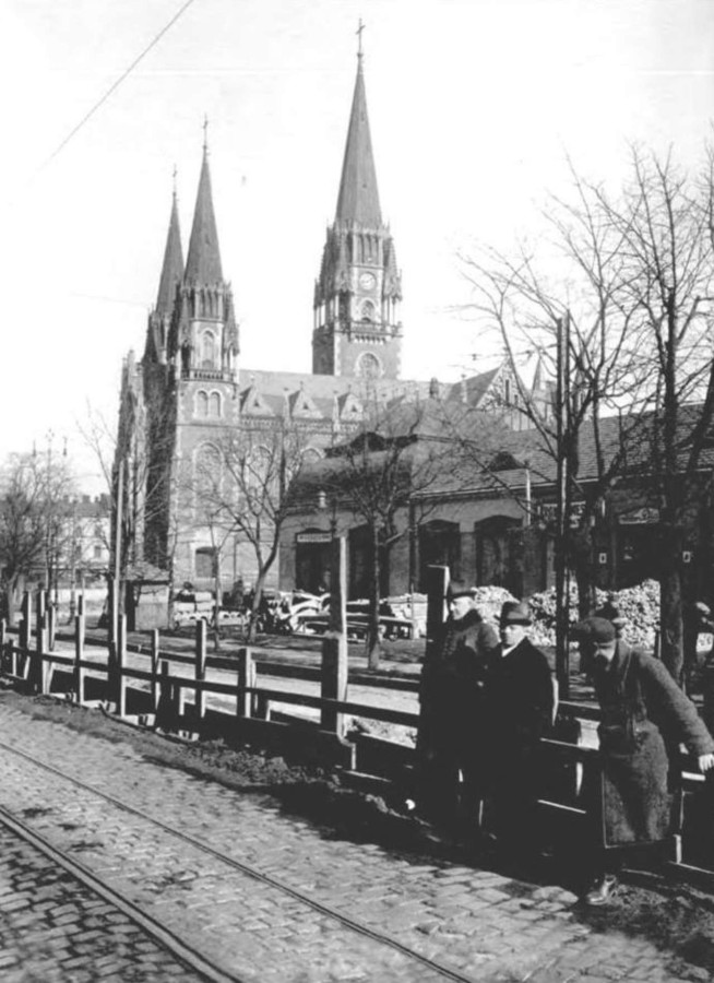 вул. Сапєгі (нині - С.Бандери ) у Львові, на задноому плані - базар Грьодлів, фото 20-х років XX ст.