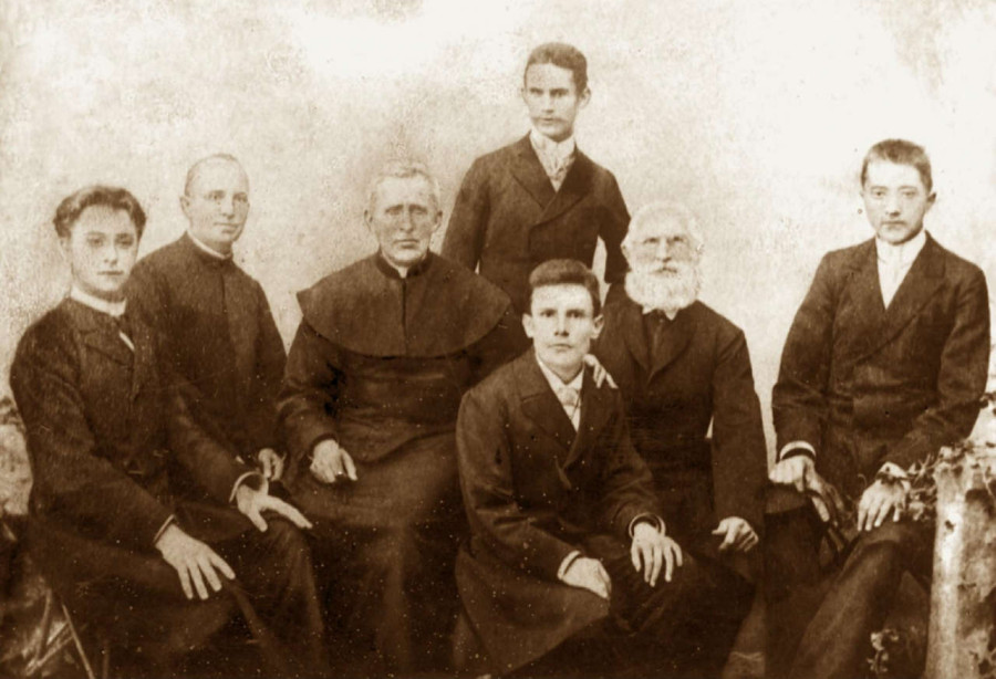 Святий Зигмунт Гораздовський ( третій ліворуч ), фото поч. XX ст.