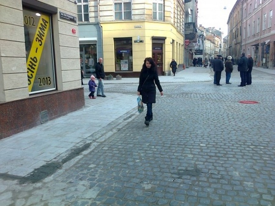 Перехрестя вулиць Краківська - Л. Українки, місце на якому стояла Краківська брама, фото 2012 року