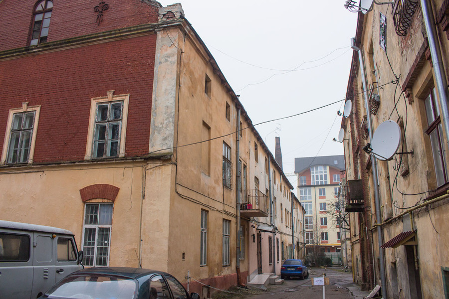 Н території фабрики. Ліворуч - виробниче приміщення, праворуч - будинок працівників. Фото 2015 року