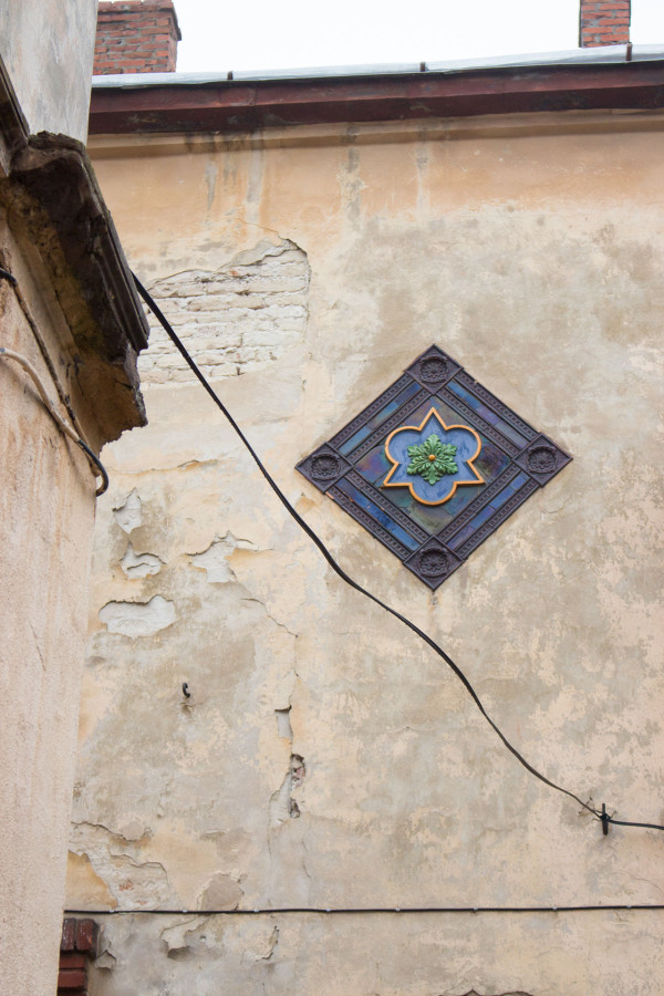 Кахлі в оздобленні будинку працівників фабрики Левинського. Фото 2015 року