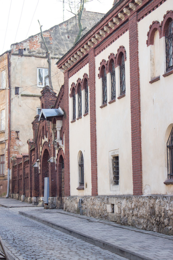 Плебанія і огорожа костелу за проектом Ю. Захаревича, XIX ст., фото 2015 року
