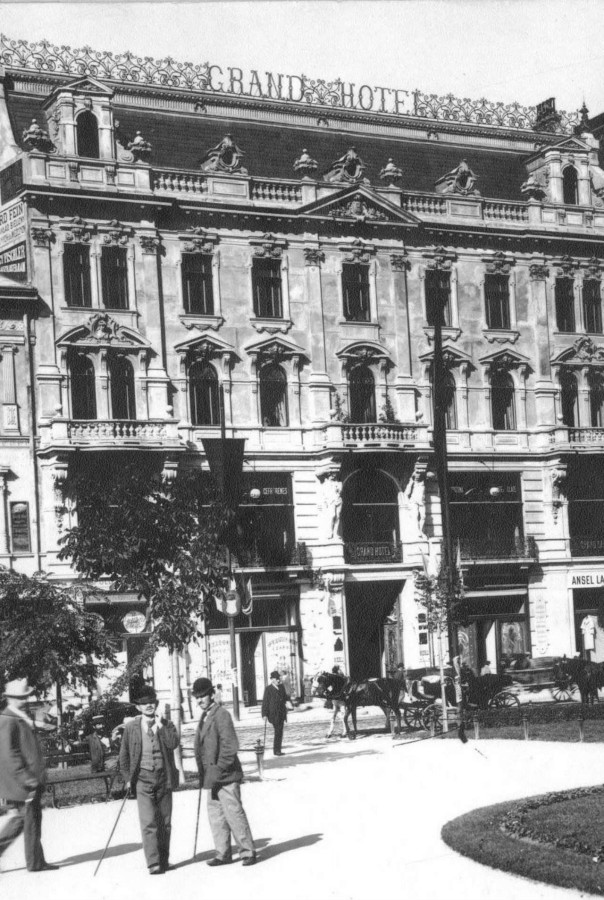 " Гранд-готель " у Львові, що зокрема слугував головним входом до пасажу Гаусмана, поч.XX ст.