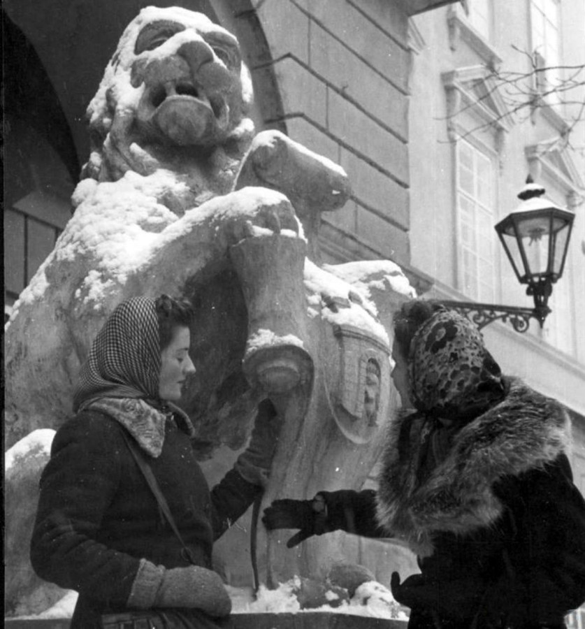 Сцена під ратушею, 1942 рік