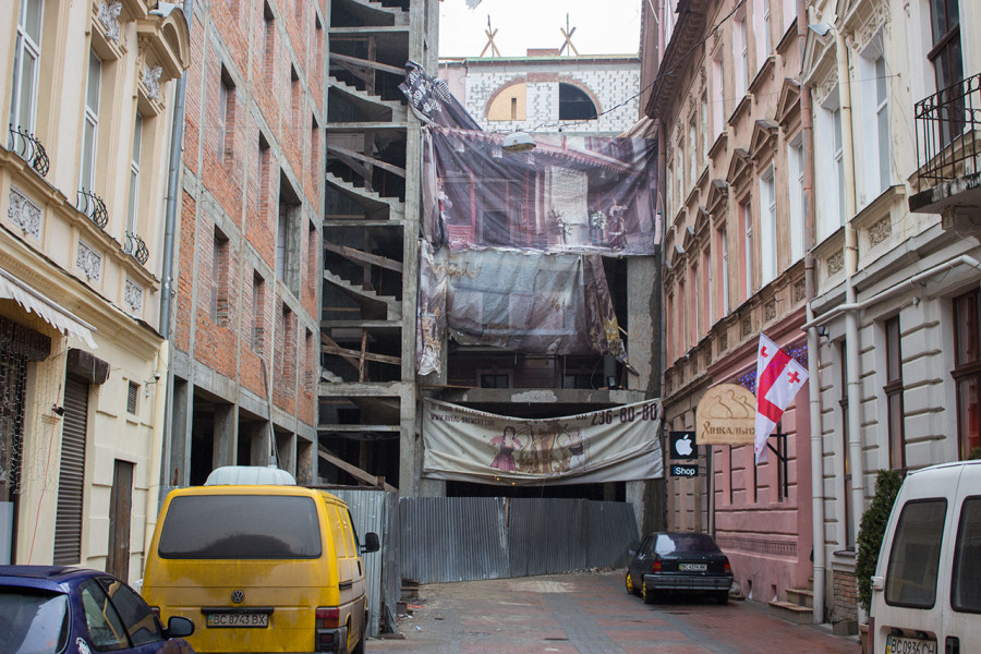 Одна з галерей пасажу Гаусмана, що вела від " Гранд - готелю " до основної променади, фото 2015 року