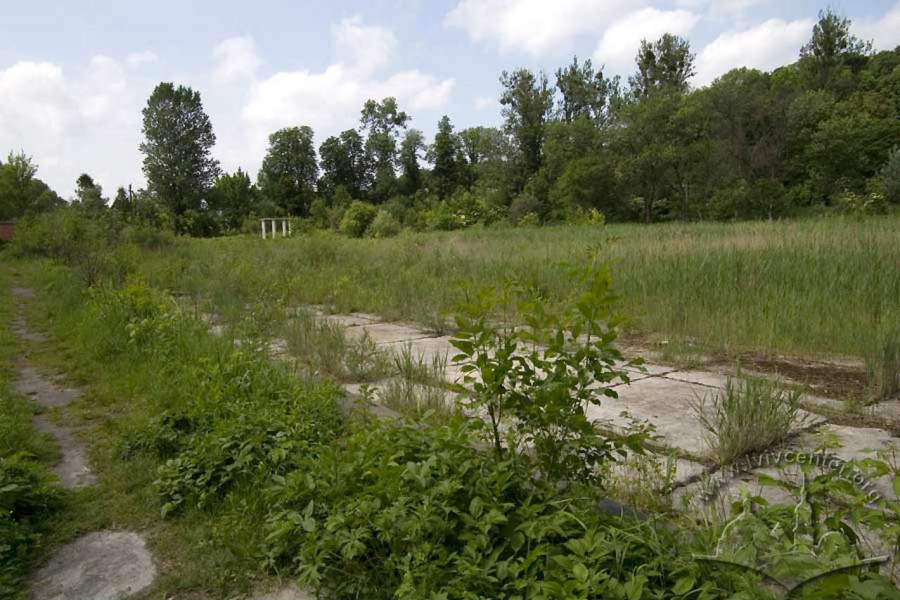 Територія басейну на Замарстинові, фото 2012 року