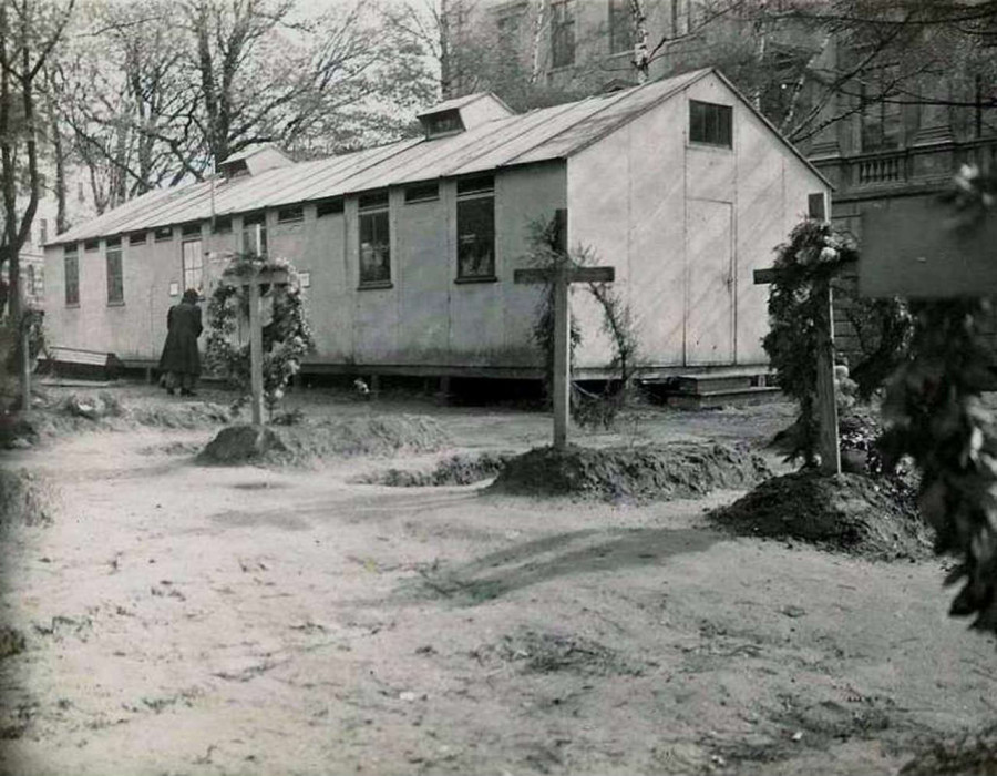 Цвинтар Орлят і дерев’яна каплиця на місці майбутнього монументу, фото 1918 - 1919 рр.