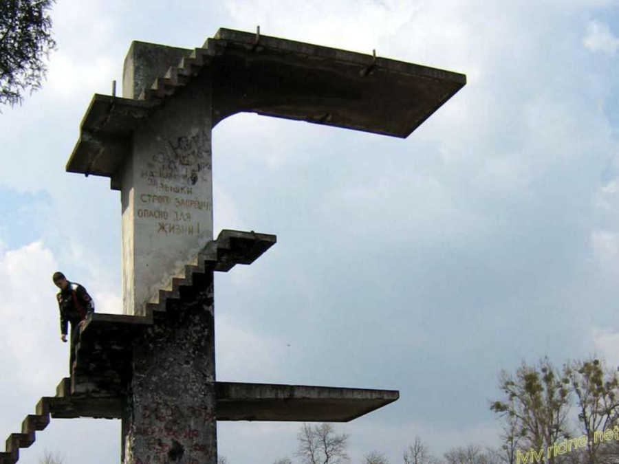 Вишки для стрибків у воду на Замастинівському басейні, фото 2006 року