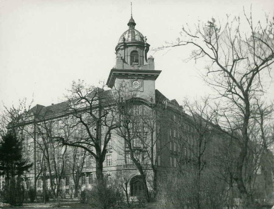 Будівля дирекції, вид з нин. парку ім. Франка, фот. М. Мюнц, 1925 рік