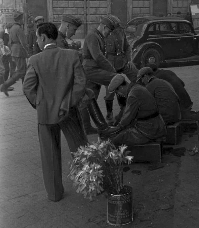 Чистка взуття біля готелю " Жорж ", 1941 - 1944 рр.