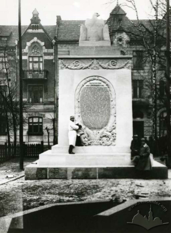 Пам’ятник Орлятам біля Політеху, фото до 1939 року