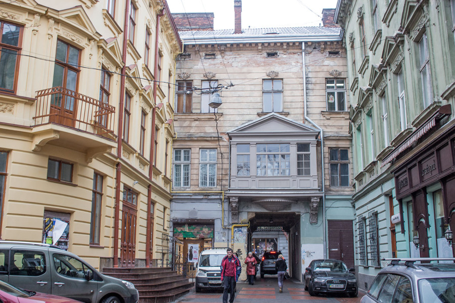 Вхід до пасажу Гаусмана з вул. Сикстуськоі ( Дорошенка ), нині проїзд Крива Липа, 2015 р.