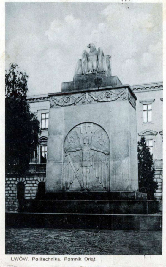 Монумент біля Політехніки на поштівці, до 1939 року