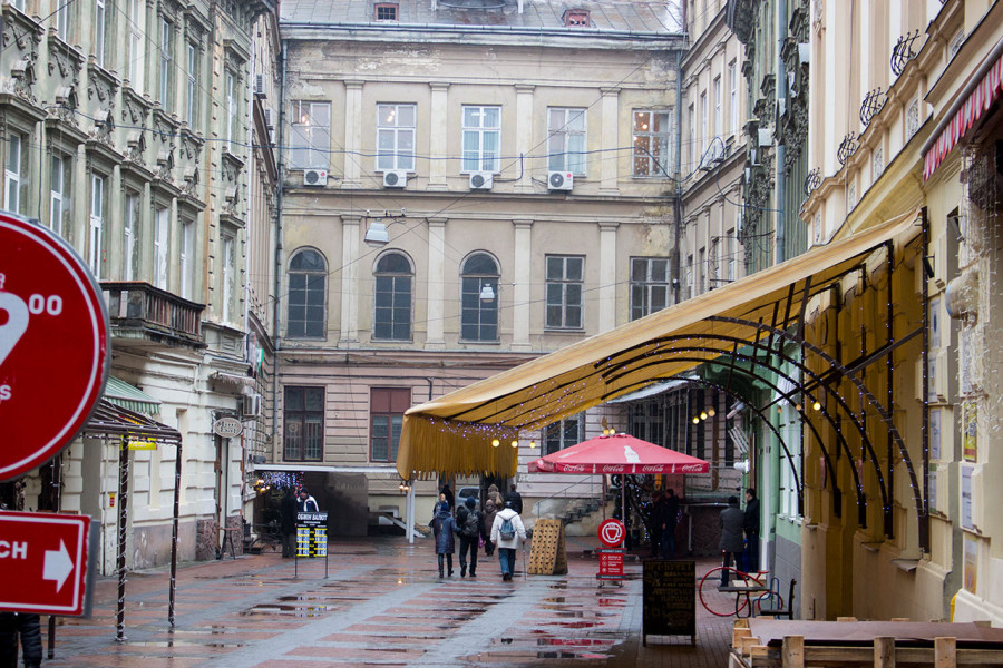 Вхід до пасажу Гаусмана з вул. 3- го Мая ( Січових Стрільців ), нині проїзд Крива Липа, 2015 р.