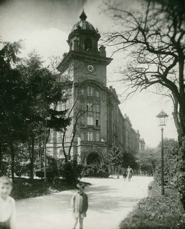 Вигляд на будівлю з боку нин. парку Франка. Фот. М. Мюнц, 1925 рік