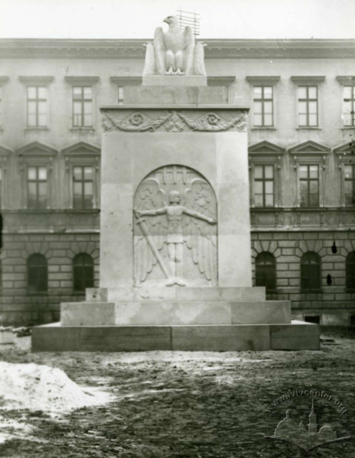 Вид на пам’ятник і гол. корпус Політехніки, фото до 1939 року