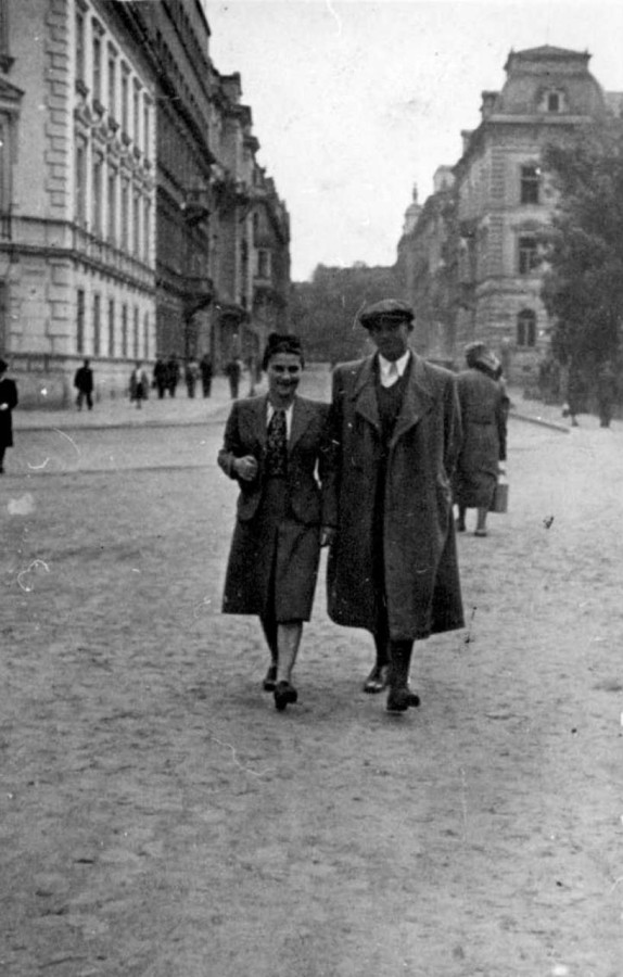 Прогулянка, позаду нин. вул. Словацького, 1942 рік