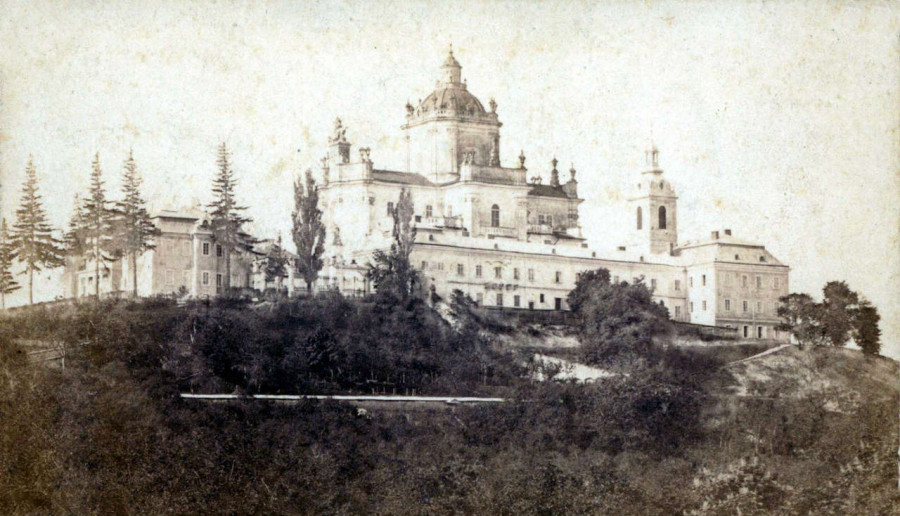 Одне з перших фотографічних зображень Собору Юра, ймовірно авторства Кароля Фердинанда Лянга, 1865 рік