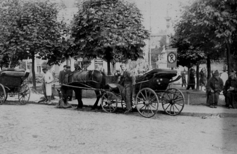 Вулична сцена на нин. пл. Соборна, 1941 рік