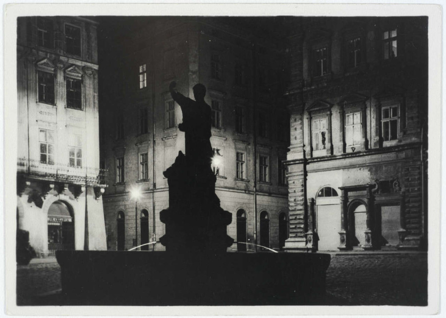 Фонтан зі скульптурою Адоніса, пл. Ринок, 1930 - ті роки