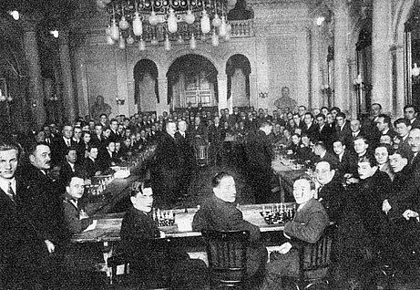 Шахіст Акіба Рубінштейн дає сеанс одночасної гри в шахи у Львові в Міському казино, 5 березня 1931 року