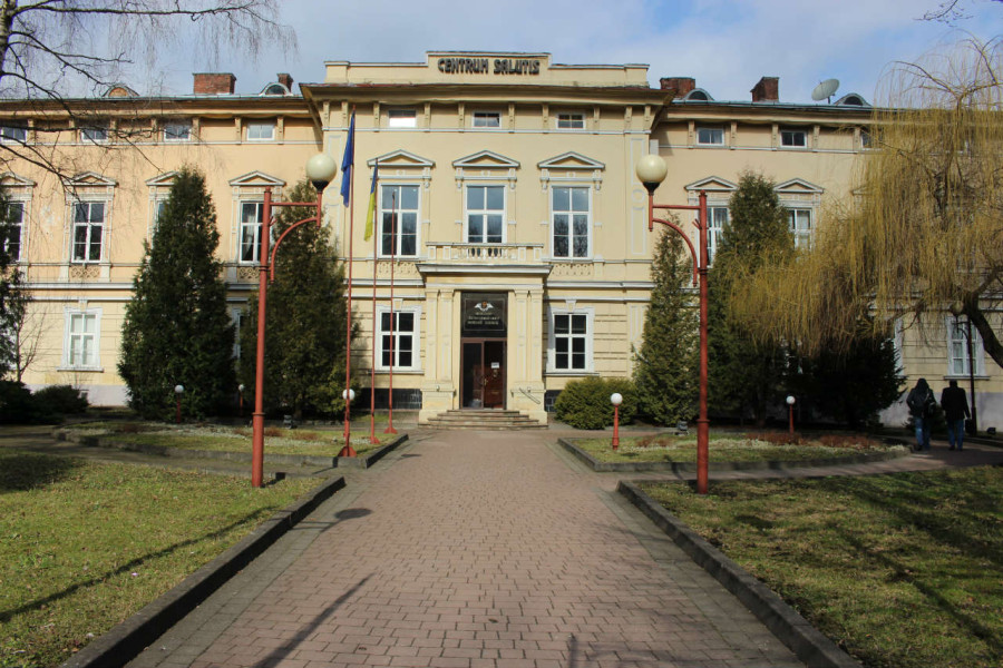 Давній палац Голуховських у Львові. Фото 2015 року