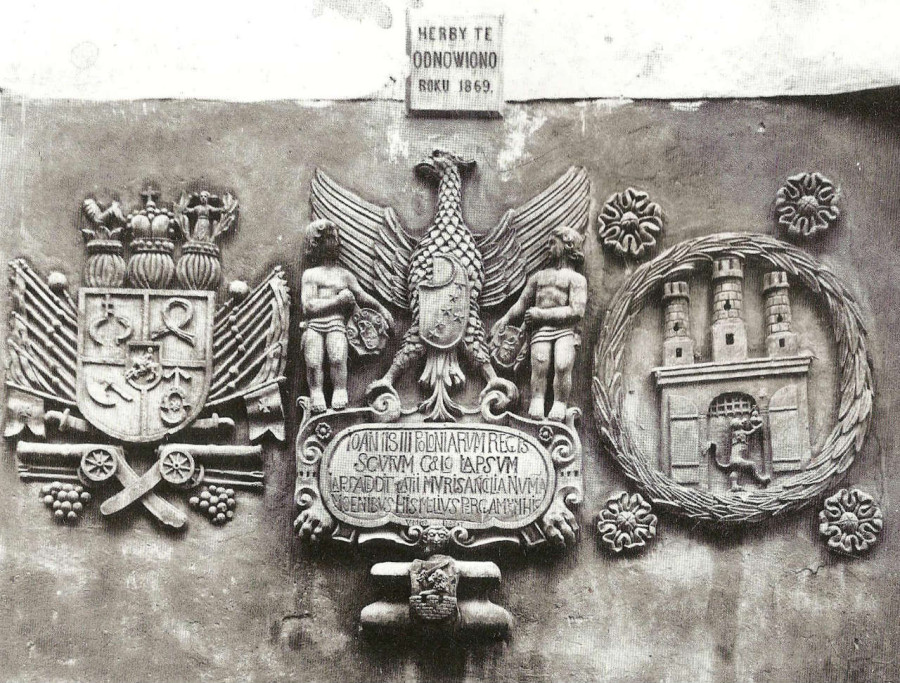 Герби родів Собєських та Яблоновських на східній стіні міського арсеналу. Фото поч. XX ст.