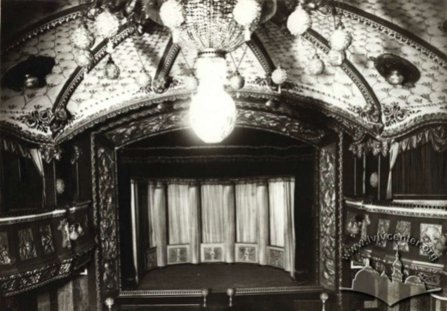 Сцена львівського " Казино де Парі " ( пізніше " Багатели ", де, зокрема популярним був жанр ревю, фото міжвоєнного періоду