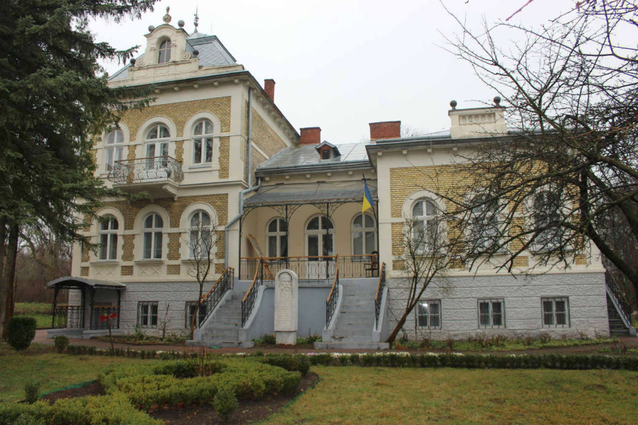 Маєток Грушевських у Львові, нині меморіальний музей. Фото 2015 року