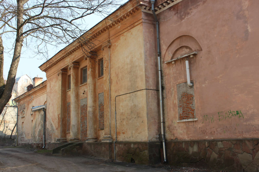 Вигляд споруди кінотеатру збоку. Фото 2015 року