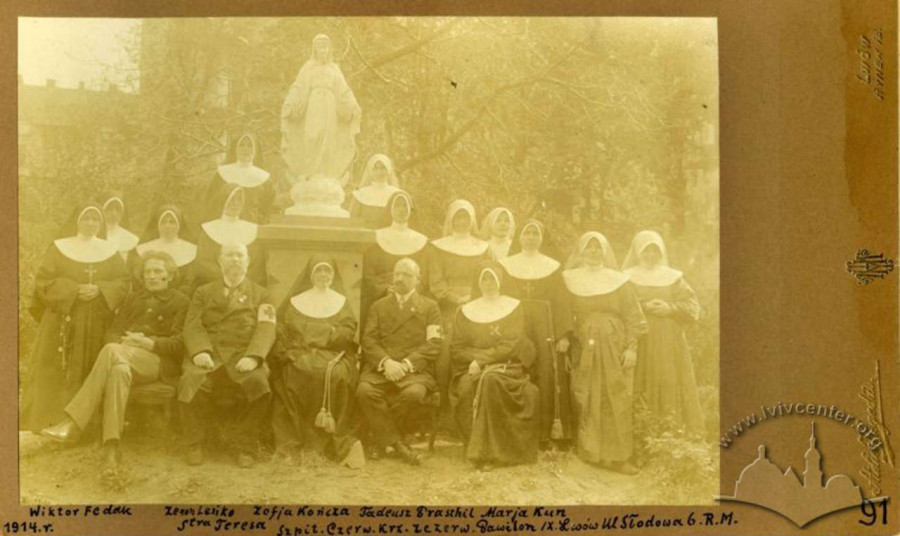 Представники Червоного Хреста біля скульптури Богородиці на тер. закладу Солецького, 1914 рік