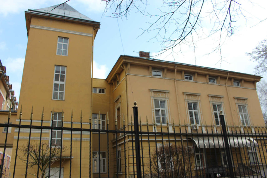 Виггляд на добудову до палацу від вул. Гоголя. Фото 2015 року