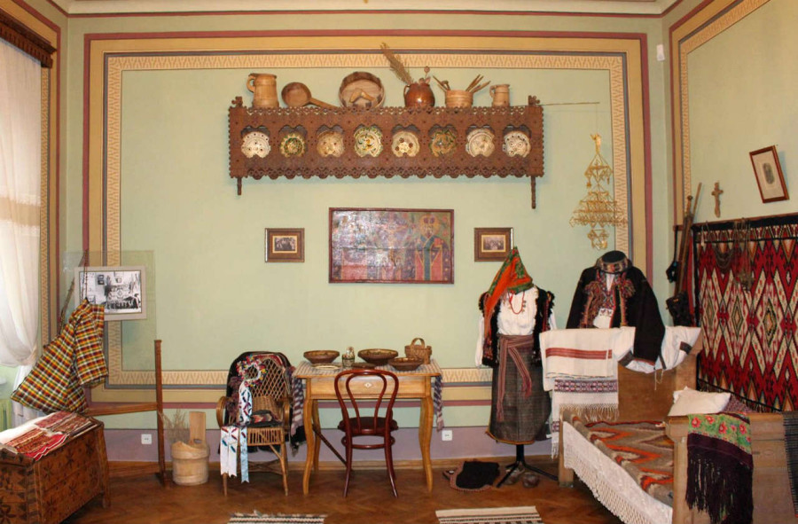 Кімната у гуцульському стилі в маєтку Грушевських. Фото 2015 року