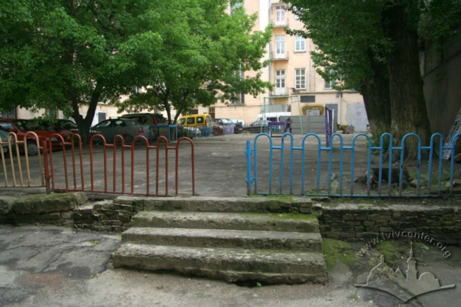 Подвір'я давнього буд. Гауснера на нин. пр - ті Свободи, саме тут знаходився " Палас ", що часто включав у розклад ревю - програми, фото наших днів