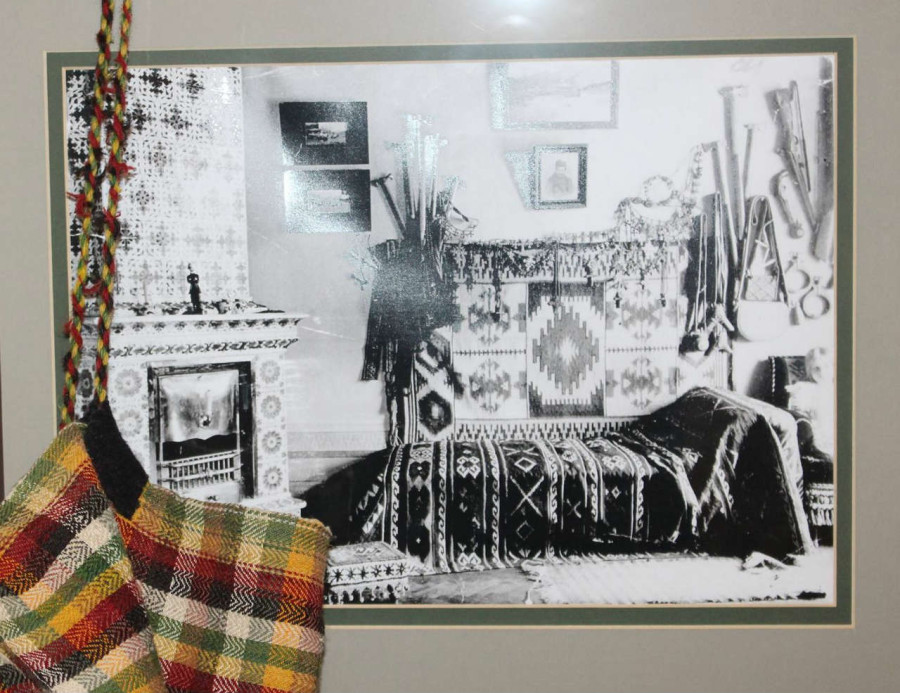 Світлина з маленькою Катериною у гуцульській кімнаті вілли Грушевських. Фото з музею, 2015 рік